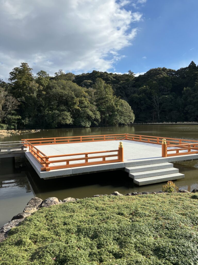 勾玉池奉納舞台